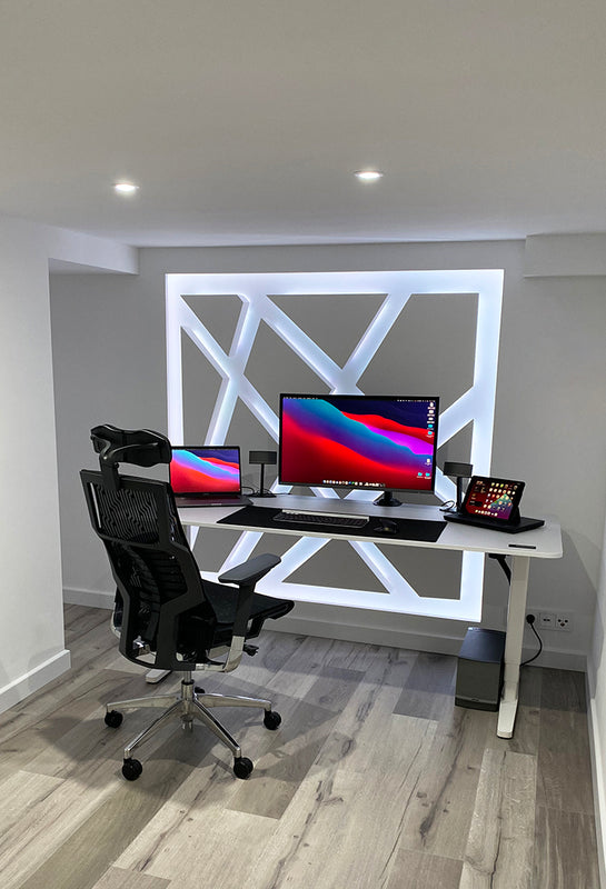 Homeoffice eines Yaasa Kunden mit weißem Yaasa Schreibtisch.