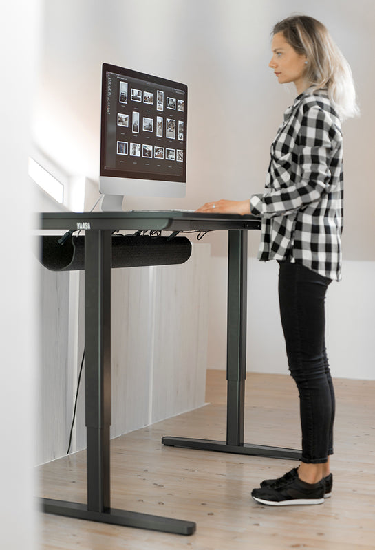 Frau arbeitet an ihrem Arbeitsplatz am Yaasa Desk Basic.