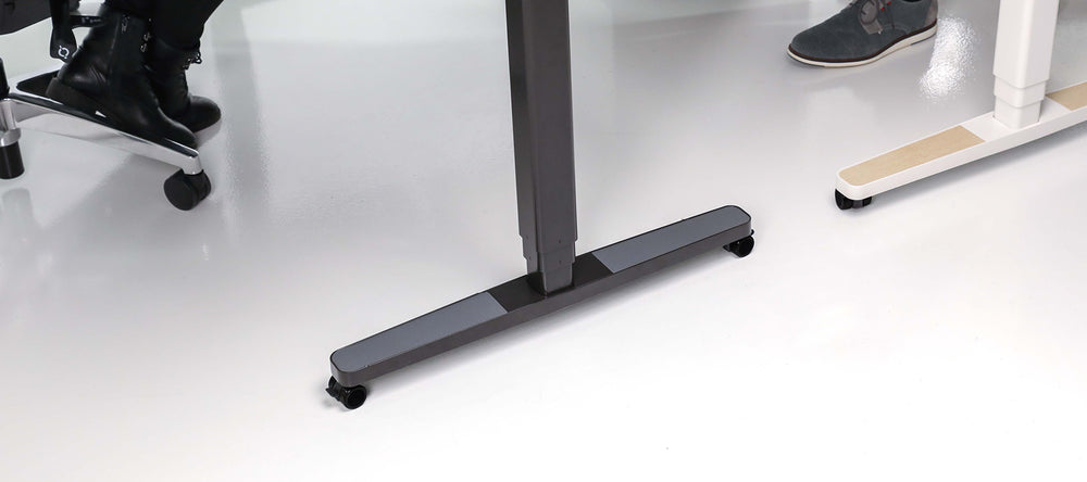 Elektrisch höhenverstellbarer Schreibtisch Yaasa Desk Pro 2 mit Schreibtisch-Rollen.