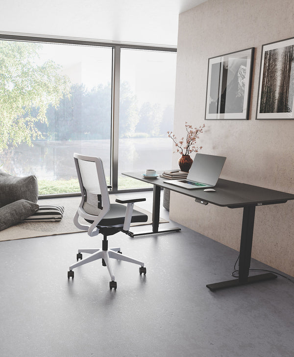 Das verstellbare Tischgestell Desk Frame und der ergonomische Bürostuhl von Yaasa.