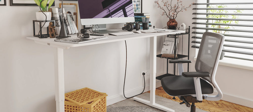 Desk Pro 2 und Yaasa Chair in einem modern eingerichteten Homeoffice.