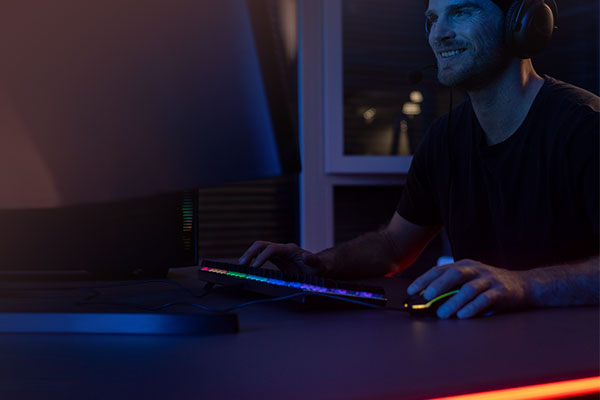 Gamer am höhenverstellbaren Gaming Tisch von Yaasa.