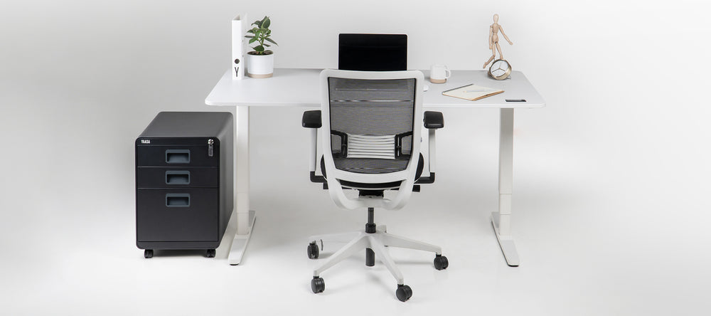Arbeitsplatz mit Schreibtisch, Bürostuhl und schwarzem Rollcontainer von Yaasa.