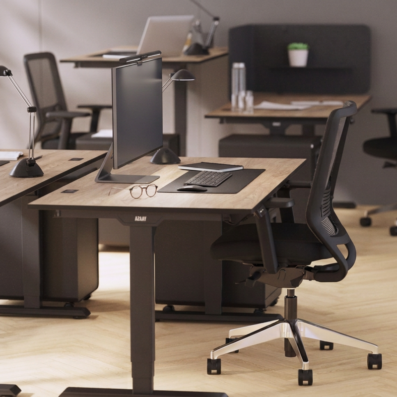 YAASA Monitor Lamp an einem Monitor auf einem modernen Schreibtischarbeitsplatz mit ergonomischem Bürostuhl.