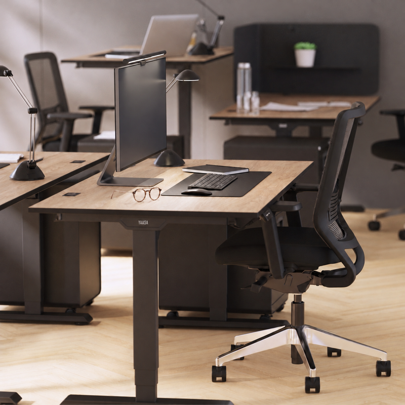 YAASA Monitor Lamp an einem Monitor auf einem modernen Schreibtischarbeitsplatz mit ergonomischem Bürostuhl.