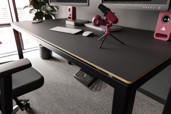 Kante des schwarzen höhenverstellbaren Schreibtisches Desk Four von Yaasa mit einklappbarem Bedienelement