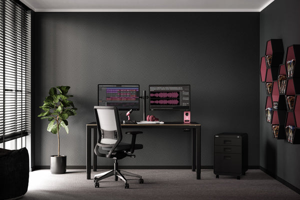 Schwarzer höhenverstellbarer Schreibtisch als Gaming-Setup