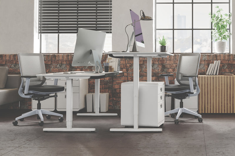 Büro ausgestattet mit verstellbaren Tischen, ergonomischen Bürostühlen und Rollcontainern.