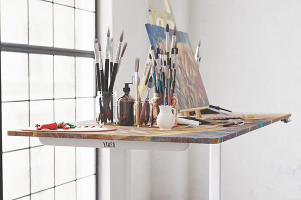 Yaasa Desk Frame mit künstlerischer Tischplatte und Malutensilien
