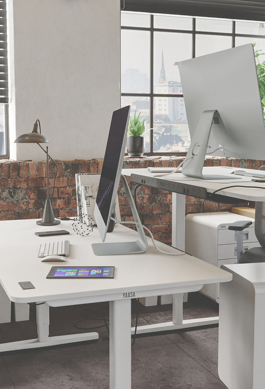 Büro mit zwei höhenverstellbaren Schreibtischen Desk Pro 2 von Yaasa.