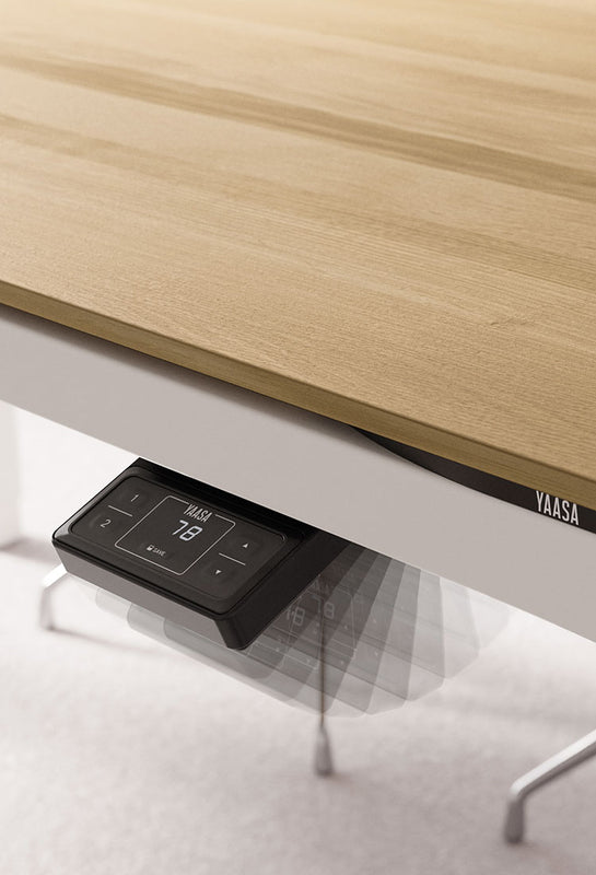 Einklappbares und versteckbares Bedienelement zur Höhenverstellung am höhenverstellbaren Tisch Yaasa Desk Four.