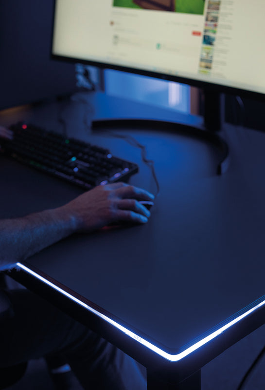 Tischecke des Yaasa Desk Four beleuchtet mit LED Light Kit.