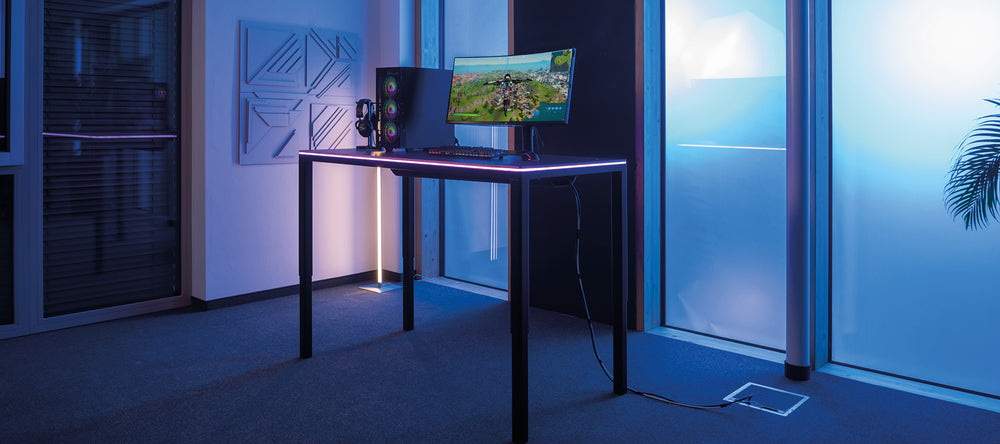 Der dunkelgraue Desk Four von Yaasa mit farblicher LED-Beleuchtung.