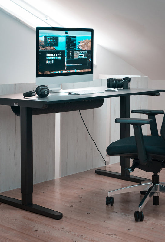 Schwarzer Desk Basic mit Kabelkanal und Bürostuhl von Yaasa.