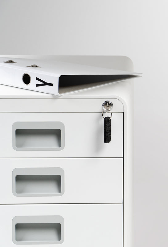 Weißes Yaasa File Cabinet mit Schlüssel.
