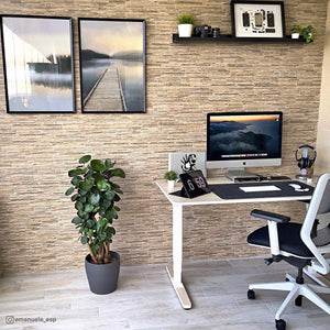 Heimarbeitsplatz eingerichtet mit höhenverstellbarem Schreibtisch und Bürostuhl.