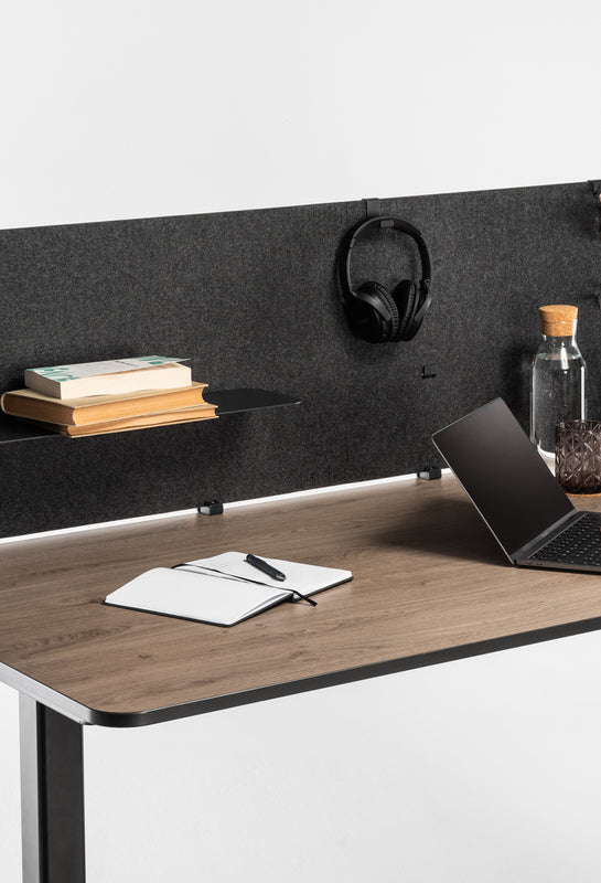 Schreibtisch ausgestattet mit Yaasa Privacy Wall und Accessory Kit.