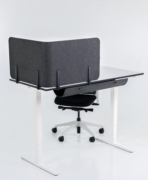 Desk Basic ausgestattet mit Kabelkanal und Tischtrennwand.
