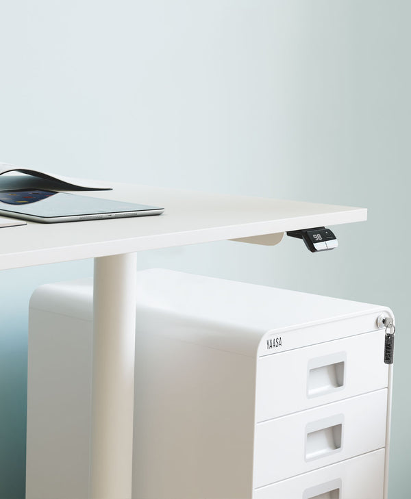 Der weiße Yaasa Desk Essential mit dem weißen File Cabinet im Homeoffice.