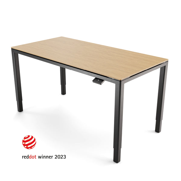 Yaasa Desk Four mit Bambus-Tischplatte und schwarzem Tischgestell mit Red Dot Winner 2023 Logo