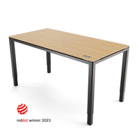 Yaasa Desk Four mit Bambus-Tischplatte und schwarzem Tischgestell mit Red Dot Winner 2023 Logo