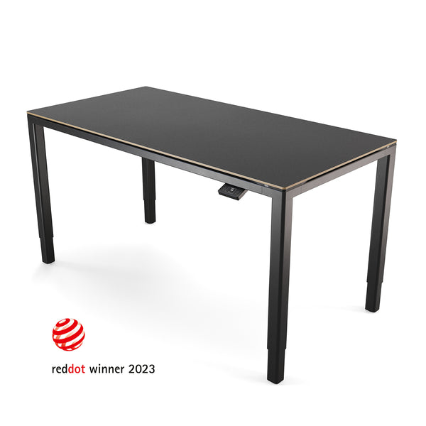 Yaasa Desk Four mit einer schwarzen Multiplex-Tischplatte und einem schwarzen Tischgestell mit Red Dot Winner 2023 Logo