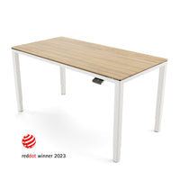 Yaasa Desk Four mit einer Tischplatte aus Eiche-Vollholz und weißem Tischgestell mit Red Dot Winner 2023 Logo