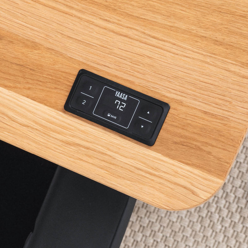 Der Handschalter zur Höhenverstellung mit Memory-Funktion beim Desk Pro 2 mit Tischplatte aus Massivholz.
