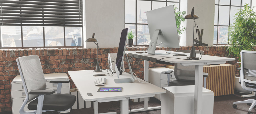Büro mit zwei Desk Pro 2 Tischen in der Farbe Akazie.