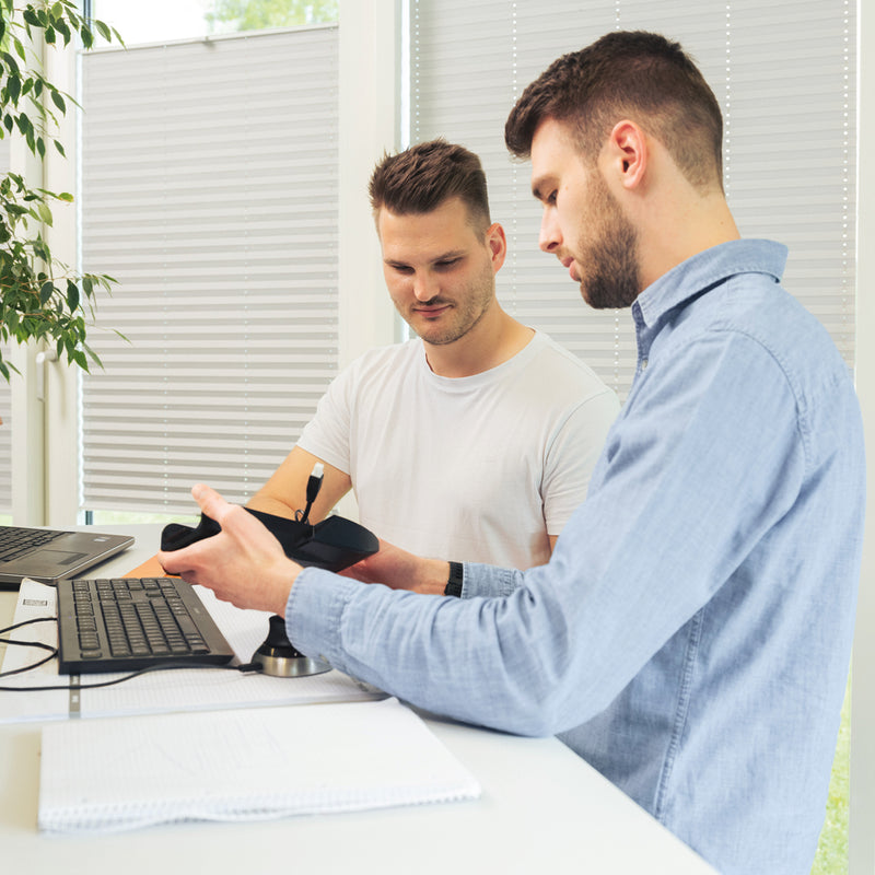 Yaasa Produktentwickler arbeiten an einem neuen Produkt.