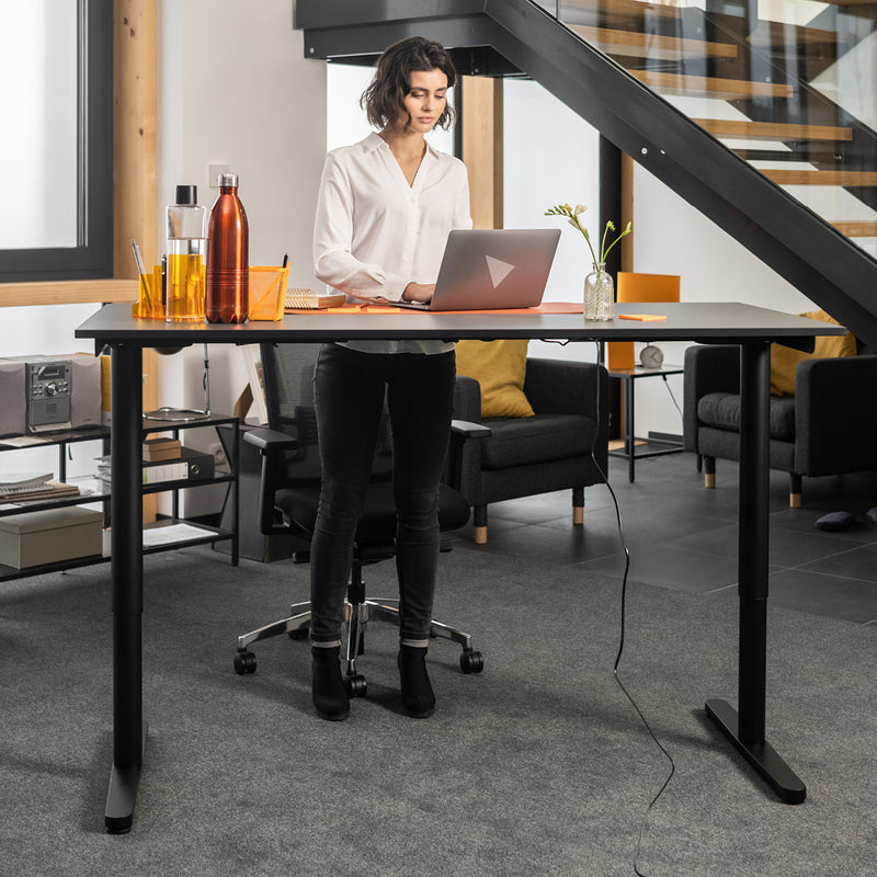 Höhenverstellbarer Schreibtisch mit dem Yaasa Frame Essential in Schwarz.
