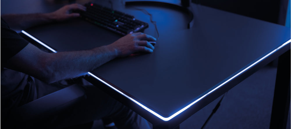 Der dunkelgraue Desk Four beleuchtet mit dem LED Light Kit.