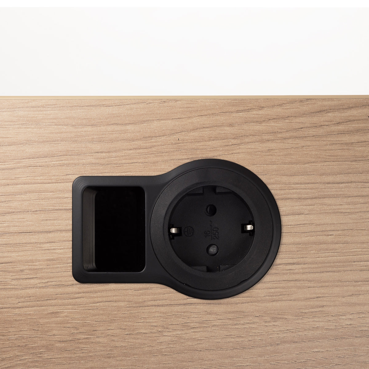 Power Management - Built-in Power Outlet EU