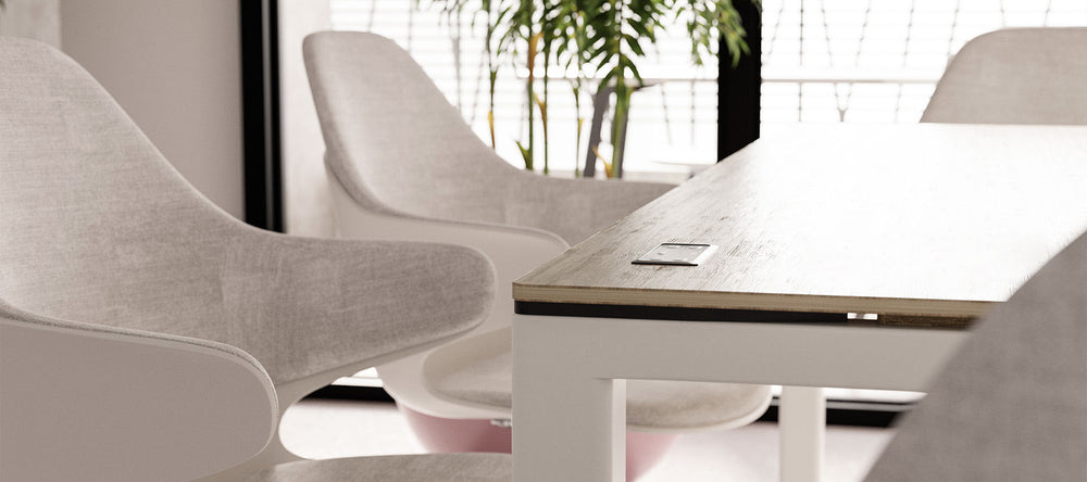 Designer-Esszimmertisch mit Bedienelement zur Höhenverstellung und Bambus Tischplatte.