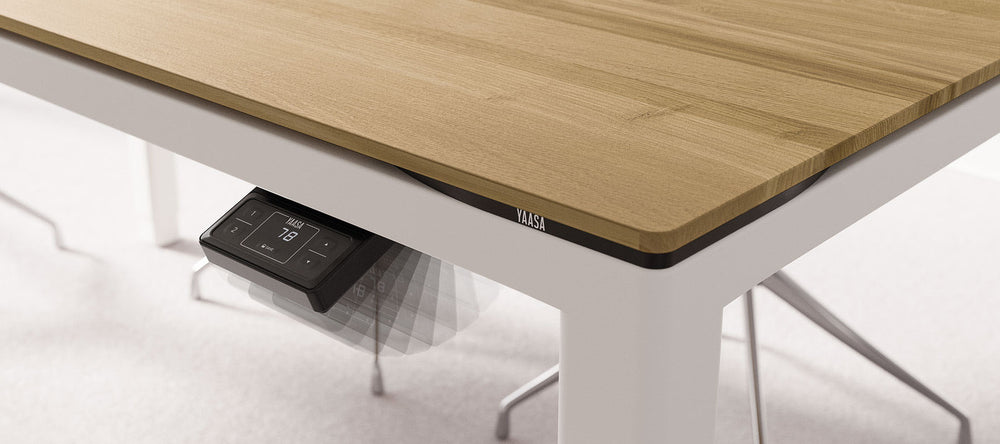 Einklappbares und versteckbares Bedienelement zur Höhenverstellung am höhenverstellbaren Tisch Yaasa Desk Four mit Eiche Vollholz Tischplatte.