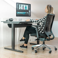 Frau sitzt bequem und entspannt auf dem Chair von Yaasa und arbeitet am Computer.