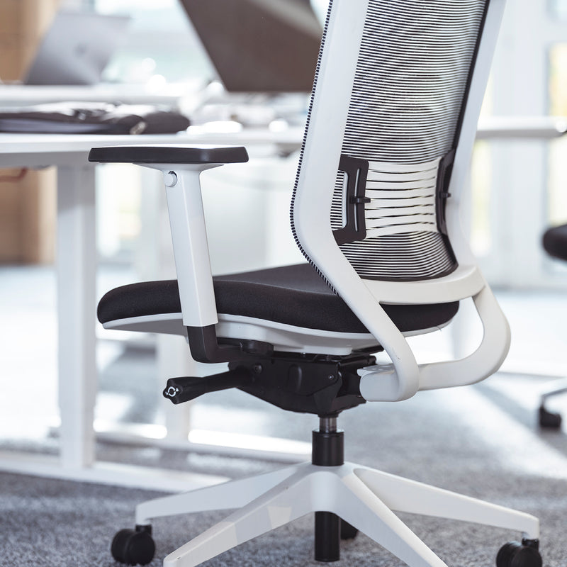 Am Yaasa Chair können sowohl die Armlehnen als auch die Rückenlehne angepasst werden.