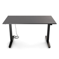 Der Desk Basic hat eine Tischplatte in der Größe 135 x 70 cm.