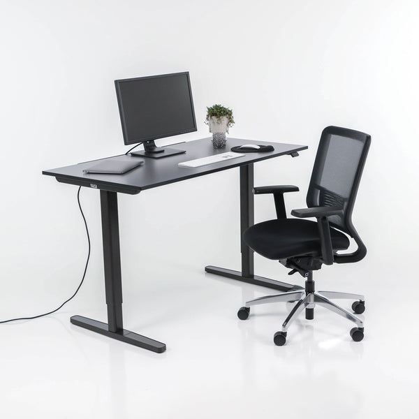 Ein Arbeitsplatz mit Desk Basic in Anthrazit und schwarzem Yaasa Chair.