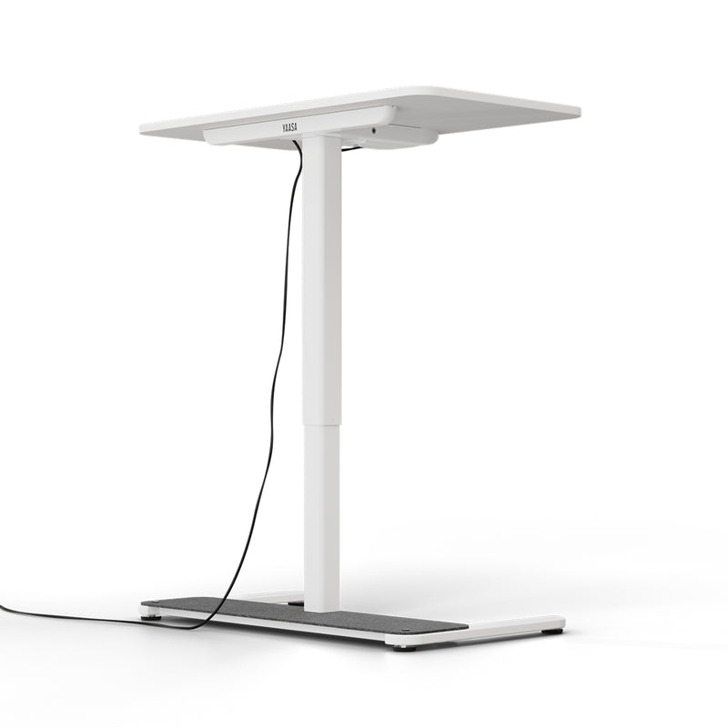 Der Desk One in der Farbe Offwhite ist mit einer Fußablage aus Filz ausgestattet.