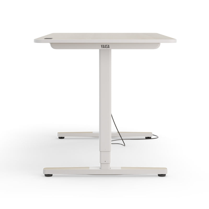 Desk Pro 2 mit weißem Tischgestell und Tischplatte in der Farbe Akazie.