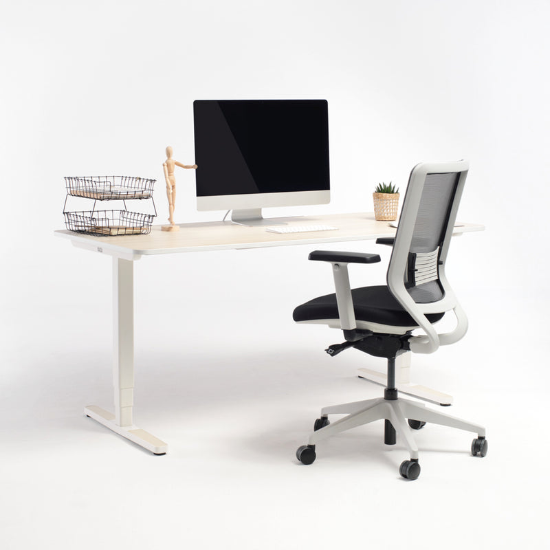Arbeitsplatz mit Desk Pro 2 in der Farbe Akazie und weißem Yaasa Chair.