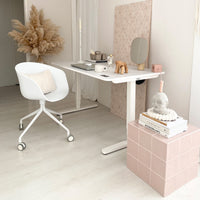 Heimarbeitsplatz mit dem Offwhite Desk Pro 2 und rosafarbenen Dekoration.