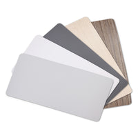 Fünf Farbmuster für den Desk Pro 2 in den Farben Offwhite, Akazie, Eiche, Hellgrau und Dunkelgrau/Schwarz.