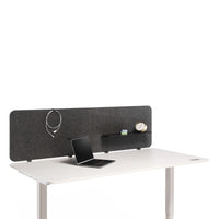 Der höhenverstellbare Tisch Desk Pro 2 mit Privacy Wall von Yaasa und dem Privacy Wall Accessory Kit.